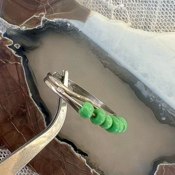 Vintage Handmade Green Seed Bead Ring - Picture 5 of 9